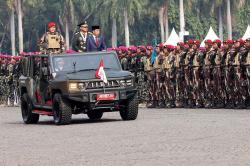 Momen Presiden Jokowi Periksa Pasukan HUT ke-79 TNI