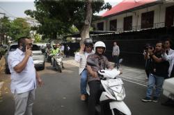Ridwan Kamil Panas-panasan Naik Ojek Online Hadiri Peresmian Kantor DPD Gerindra Jakarta