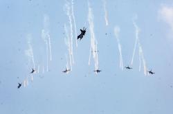 Aksi Boomburst Pesawat Tempur Sukhoi Meriahkan HUT ke-79 TNI
