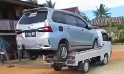 Viral Mobil Avanza Diangkut Carry Pikap, Netizen Bingung Bagaimana Cara Naiknya