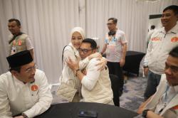So Sweet, Ridwan Kamil Akhir Debat Perdana Pilkada Jakarta dengan Pelukan Hangat dari Sang Istri
