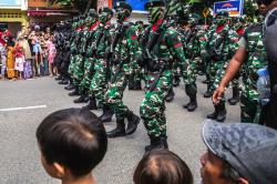 Antusiasme Warga Palembang Nonton Defile Pasukan TNI