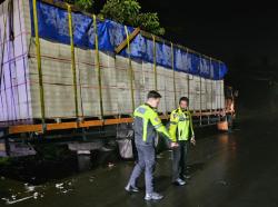 Kecelakaan di Sukabumi, Pelajar Tewas usai Tabrak Belakang Truk Mogok<