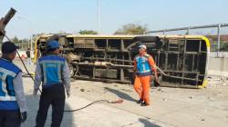 Kecelakaan Maut Bus Rombongan Guru SMA di Tol Sumo, Korban Dievakuasi ke 2 Rumah Sakit<