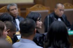 Ekspresi Sandra Dewi Duduk di Kursi Saksi Berhadapan dengan Harvey Moeis