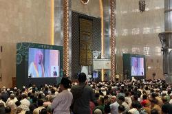 Ribuan Jemaah Sholat Jumat Khusyuk Dengarkan Khotbah Imam Masjid Nabawi di Masjid Istiqlal