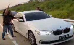Menegangkan Detik-Detik Polisi Tangkap Pencuri Mobil Mewah di Tol Semarang-Batang<