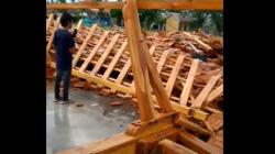 Puluhan Rumah Rusak dan 1 Pendopo Desa di Bojonegoro Ambruk Diterjang Angin Kencang<
