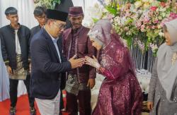 Kejutan! Ridwan Kamil Kondangan saat Blusukan, Pengantin Kaget dan Tamu Ajak Selfie