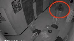 Viral Aksi Perampok Bersajam Terekam CCTV Bobol Rumah Warga di Malang<