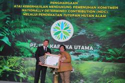 Menteri KLHK Siti Nurbaya Beri Penghargaan ke Hashim Djojohadikusumo