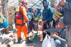 71 Pemancing Terjebak di Laut Sukabumi Dievakuasi Helikopter Basarnas, 3 Masih Dicari<