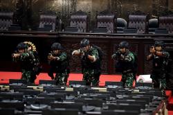 Gerak Cepat Prajurit TNI Amankan VVIP