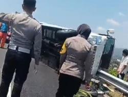 Kecelakaan Maut Minibus Rombongan Santri Terguling di Tol Ungaran, 4 Tewas 12 Luka<