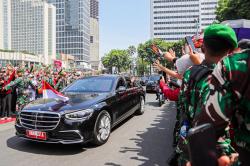 Presiden Jokowi Sepanjang Jalan Membuka Kaca Mobil Menyapa Warga