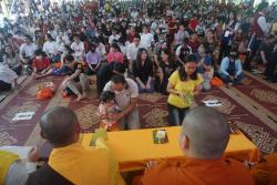 Ribuan Umat Buddha Doakan Pemerintahan Baru saat Perayaan Kathina di Wihara Ekayana Arama