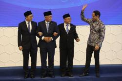 Ekspresi Nadiem Makarim Serahkan Jabatan kepada 3 Menteri Baru