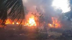 Mencekam Bentrokan Warga Pecah di Adonara Flores Timur, Puluhan Rumah Hangus Dibakar <