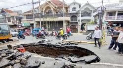 Geger! Jalan Protokol di Malang Ambles usai Diguyur Hujan Deras 3 Jam Lebih<