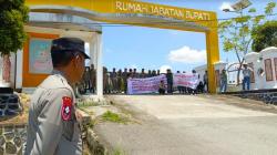 Ahli Waris Segel Rumah Jabatan Bupati Konawe Selatan, Tuntut Ganti Rugi Lahan<