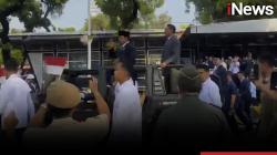 Momen Prabowo Ajak Sjafrie Naik Maung ke Istana dan Sapa Warga usai Serah Terima Memorandum Menhan