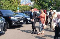 Gaya Raffi Ahmad Ditemani Istri, Ibu dan Mertua Jadi Utusan Khusus Presiden Prabowo