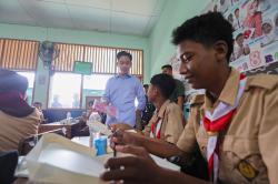 Momen Wapres Gibran  Pantau Uji Coba Makan Bergizi Gratis di SMPN 270