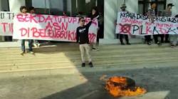 Demo ASN Tak Netral, Massa Lempari Kantor Bupati Pandeglang dengan Tomat Busuk