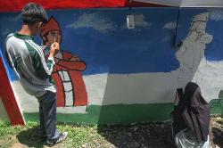 Puluhan Seniman Melukis Mural di Dinding Taman Budaya Sriwijaya