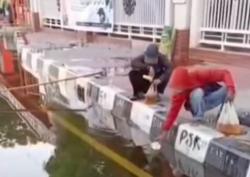 Viral Warga Makassar Rebutan Minyak Goreng Muatan Truk Terguling Depan UNM