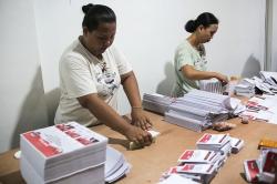 Potret Emak-Emak Bantu KPU Sortir hingga Lipat Surat Suara Pilkada