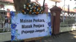 PN Surabaya Banjir Karangan Bunga, Sindir 3 Hakim Tersangka Suap Vonis Bebas Ronald Tannur<
