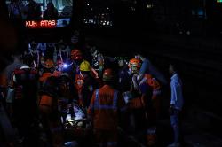 Gerak Cepat Petugas Evakuasi Penumpang Terluka Ketika Kereta LRT Jabodebek Anjlok