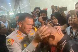 Kapolda NTT Pegang Kepala Ipda Rudy Soik, Polisi yang Dipecat usai Ungkap Mafia BBM Subsidi