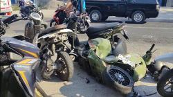 Mobil Boks Tabrak 5 Motor di Gresik, 2 Orang Tewas<