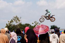 Hiburan Warga Makassar, Nonton Kejurnas Motocross di Sirkuit GOR Sudiang