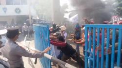 Demo Buruh di Pelabuhan Panjang Ricuh, Terobos Pagar dan Bakar Ban<