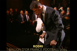 Momen Rodri Pakai Tongkat Diantar Pogba Ambil Trofi Ballon d'Or 2024