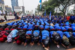Ratusan Buruh Sujud Syukur usai MK Kabulkan Sebagian Tuntutan Soal UU Ciptaker