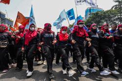 Ribuan Buruh Kawal Putusan MK Soal Omnibus Law 