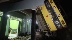 Truk Angkut Kayu Gelondongan Terjun ke Jurang Timpa Rumah Warga di Kulonprogo<