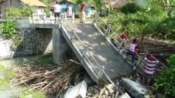 Hujan Deras, Jembatan Penghubung 2 Desa di Kebumen Ambruk Diterjang Arus Sungai Kejawang<