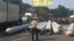 10 Paku Bumi Jatuh di Jalan Soekarno-Hatta Bandung, Lalu Lintas Macet Parah<