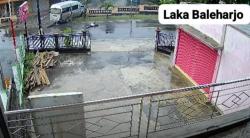 Toyota Hiace Tabrak Pagar Rumah di Gunungkidul, Sopir-Penumpang Terlempar Keluar<