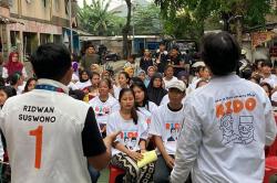 Relawan Kerja Kenalkan Program Sembako Murah RIDO di Rusun Cilincing