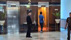 Tiba di Kejati Jatim, Ayah Ronald Tannur Enggan Komentar dan Langsung Masuk Lift<