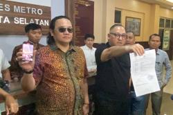 Gaya Farhat Abbas Berkacamata Hitam Laporkan Denny Sumargo ke Polisi