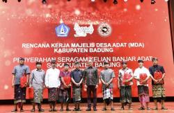 Plt Bupati I Ketut Suiasa Hadiri Penyerahan Seragam bagi Kelian Banjar Adat se-Badung<