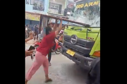 Warga Teluknaga dan Kosambi Tangerang Sweeping Hancurkan Truk Tanah Melintas 
