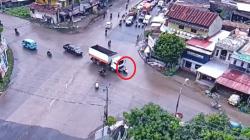 Detik-Detik Mahasiswi Tewas Ditabrak Truk di Pangkep Terekam CCTV, Kondisi Mengenaskan<